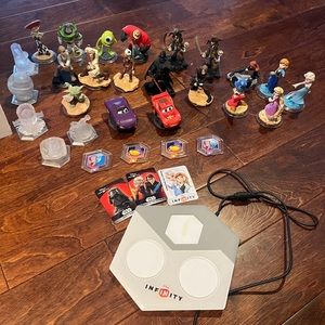 Disney Infinity Disney Infinity Portal Base Pad + Characters + Crystals ‼️‼️